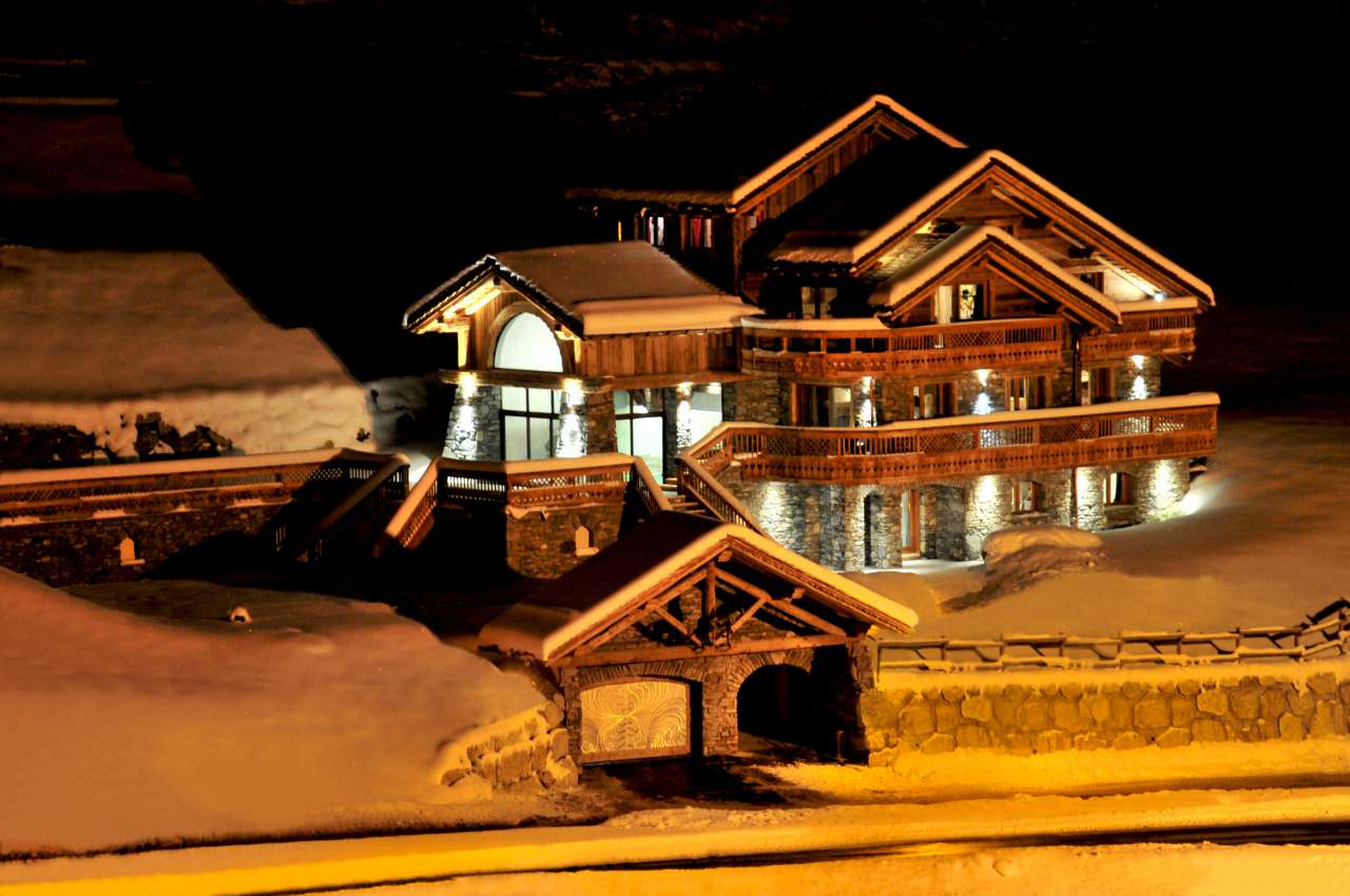 Superb 6 bedroom ski chalet with a vast total living area of 336m2, ideally