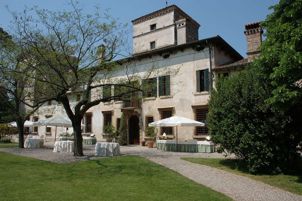 Historical 10 bedroom Villa for sale with countryside view in Verona