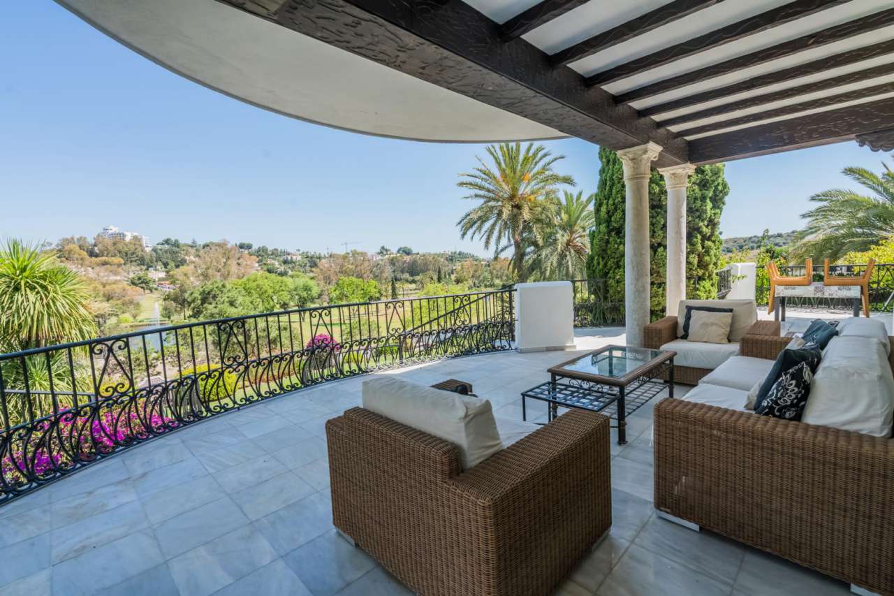 7 bedroom Villa for sale with sea view in El Paraiso, Benahavis, Andalucia