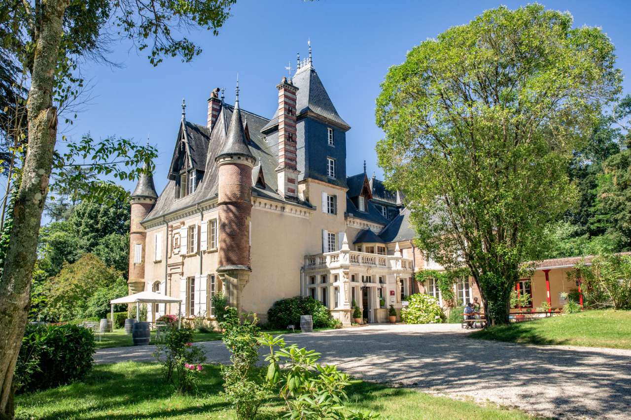Fabulous Nineteenth Century Chateau near to Auch offering an excellent busi