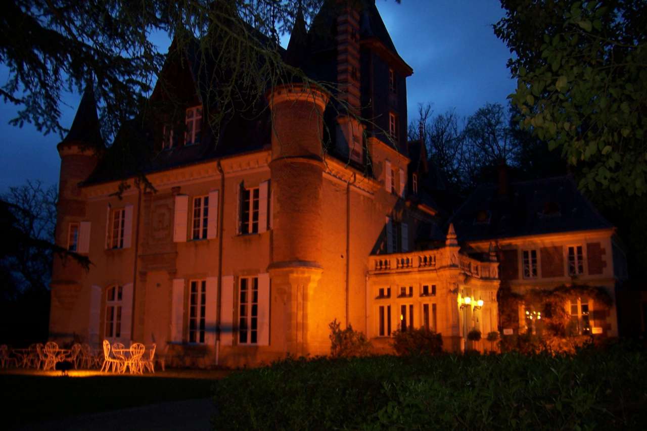 Fabulous Nineteenth Century Chateau near to Auch offering an excellent busi