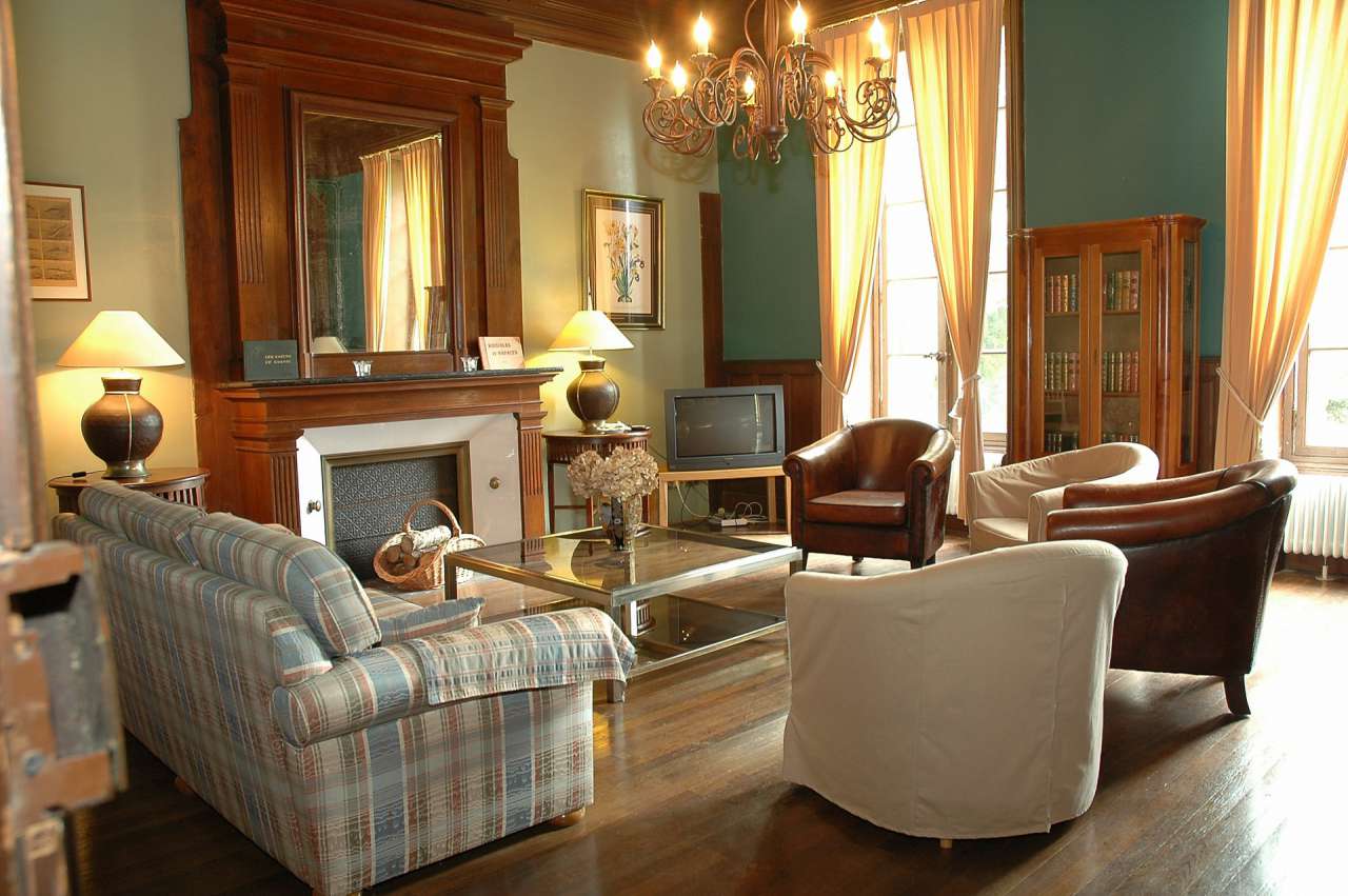 Fabulous Nineteenth Century Chateau near to Auch offering an excellent busi