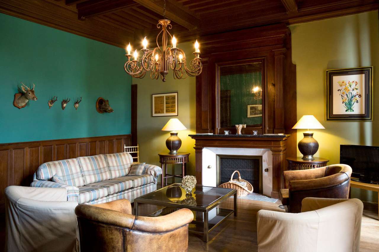 Fabulous Nineteenth Century Chateau near to Auch offering an excellent busi