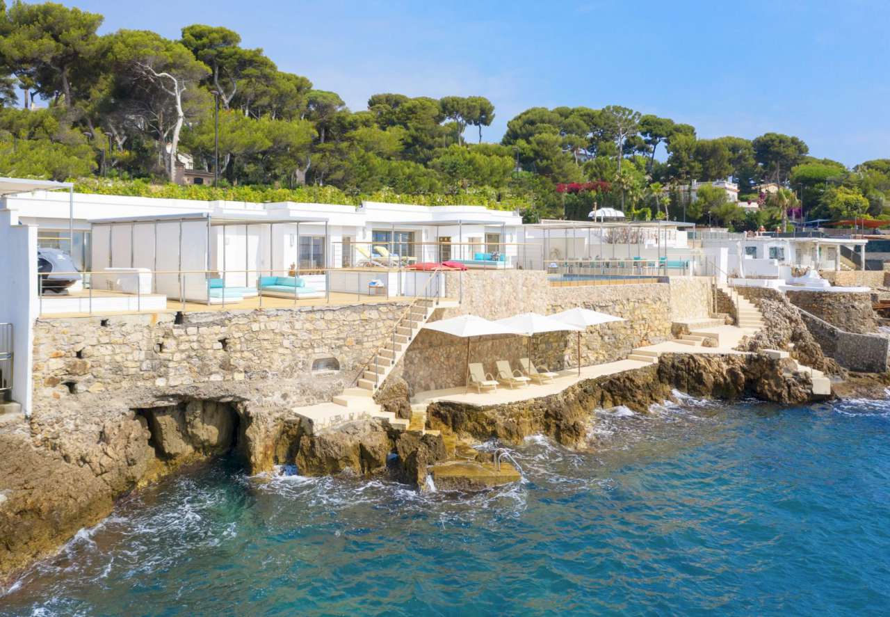 Exceptional 4 bedroom waterfront villa, with a total spacious living area o