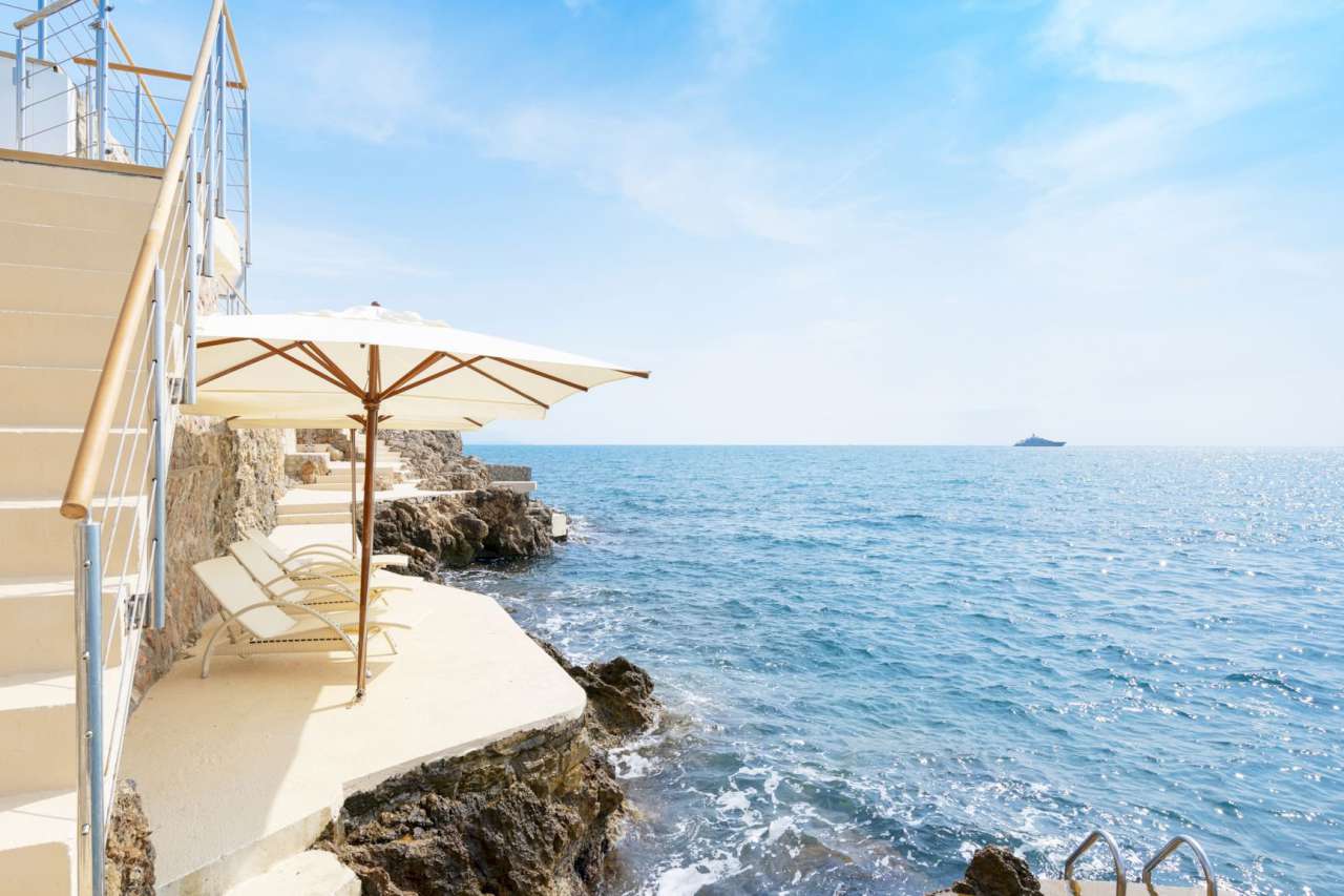 Exceptional 4 bedroom waterfront villa, with a total spacious living area o