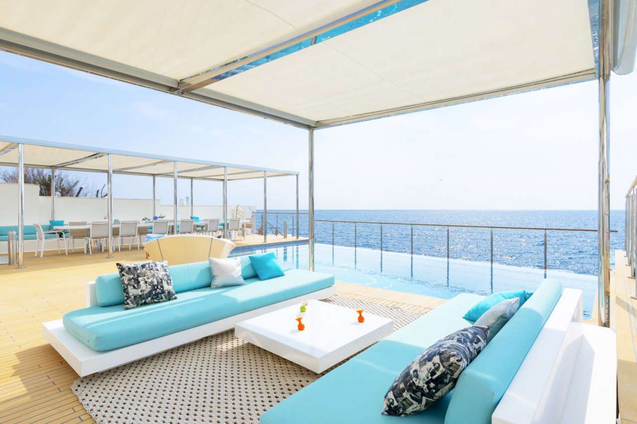 Exceptional 4 bedroom waterfront villa, with a total spacious living area o