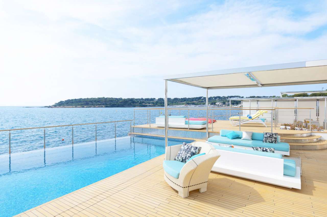 Exceptional 4 bedroom waterfront villa, with a total spacious living area o