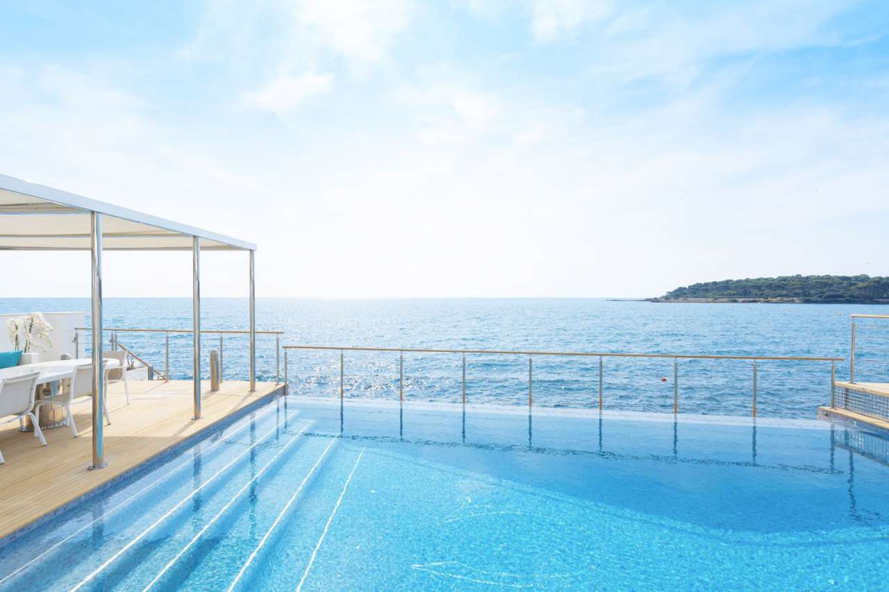 Exceptional 4 bedroom waterfront villa, with a total spacious living area o