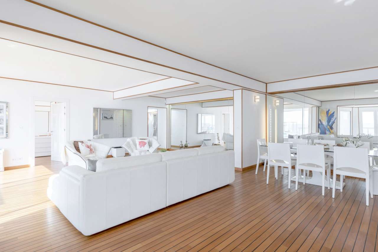 Exceptional 4 bedroom waterfront villa, with a total spacious living area o