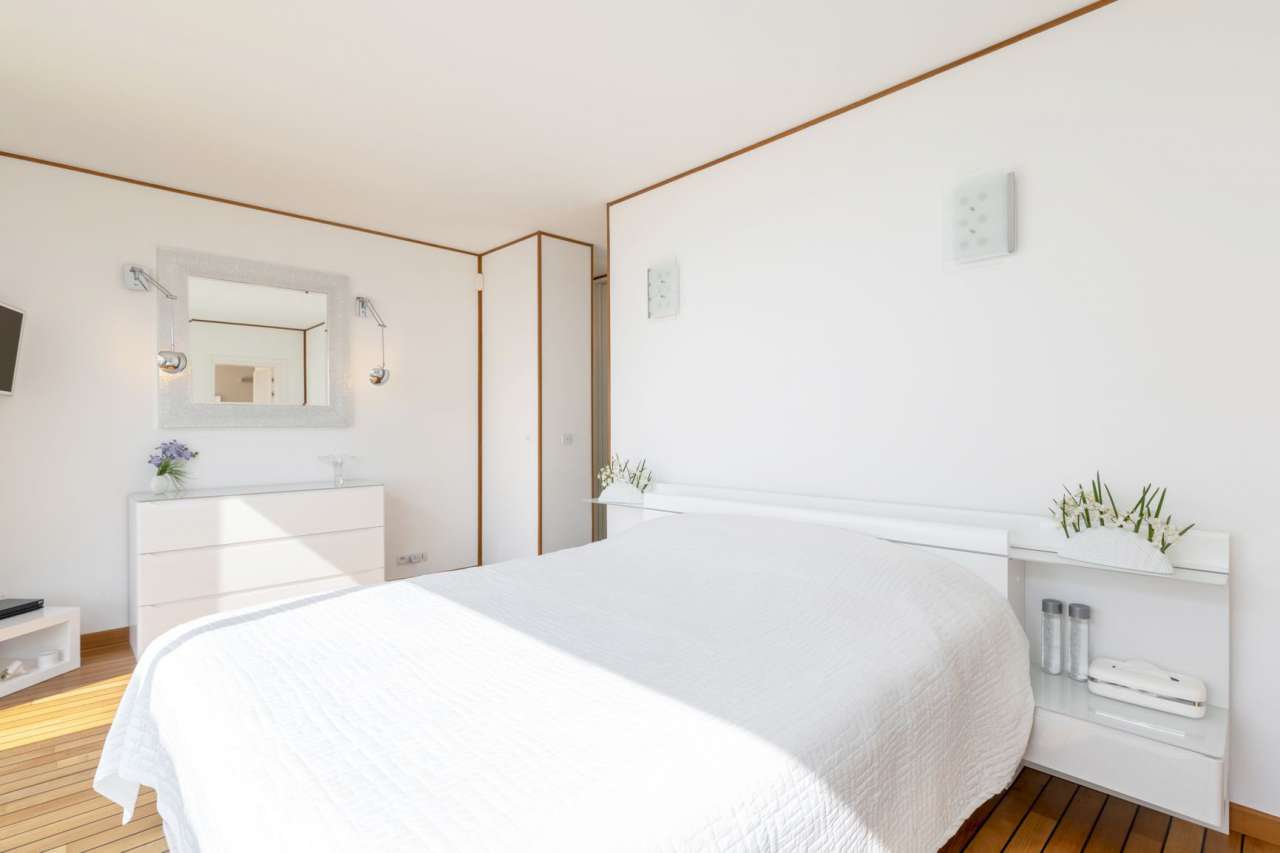 Exceptional 4 bedroom waterfront villa, with a total spacious living area o