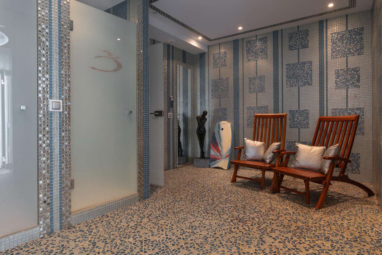 Exceptional 4 bedroom waterfront villa, with a total spacious living area o