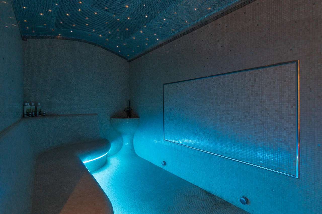 Exceptional 4 bedroom waterfront villa, with a total spacious living area o