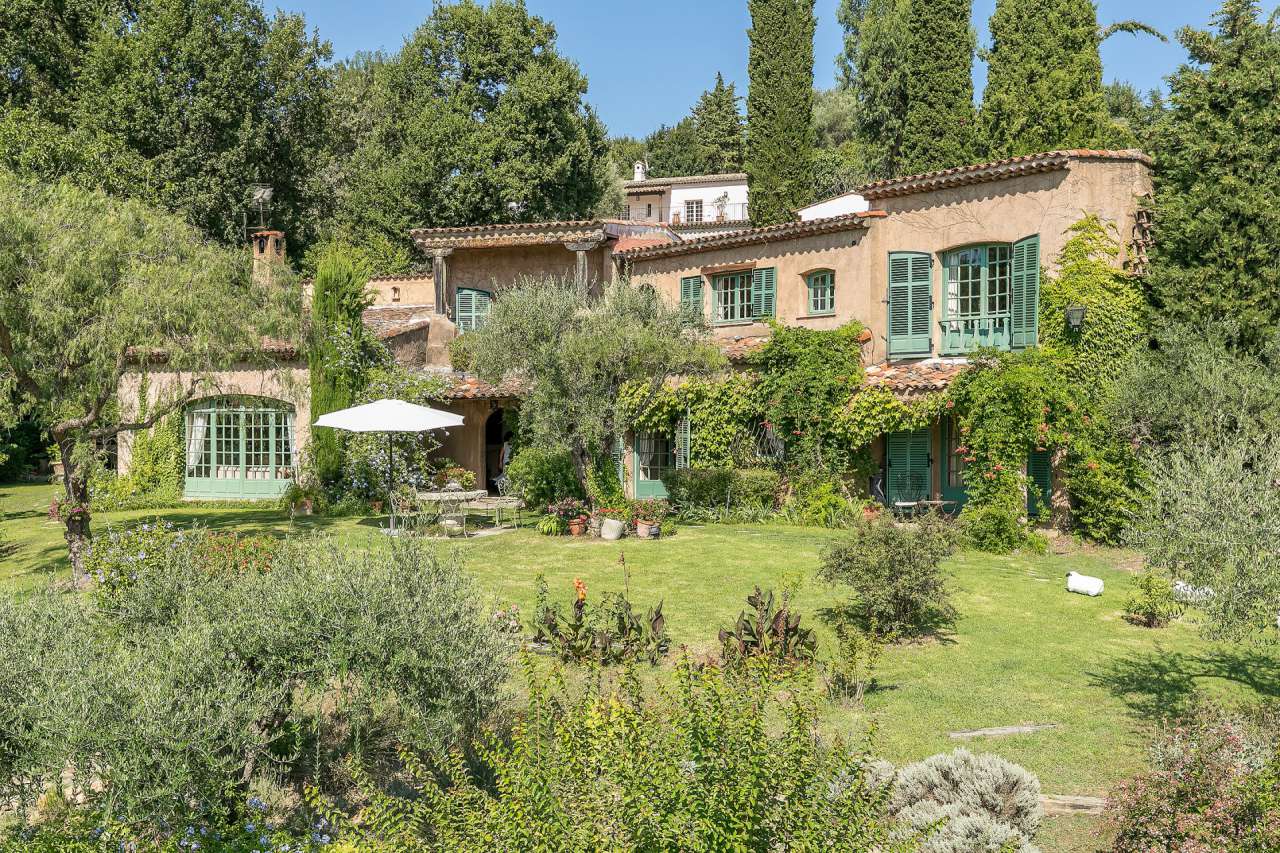 Exceptional 7 bedroom Provencal style villa, set within lush and mature lan