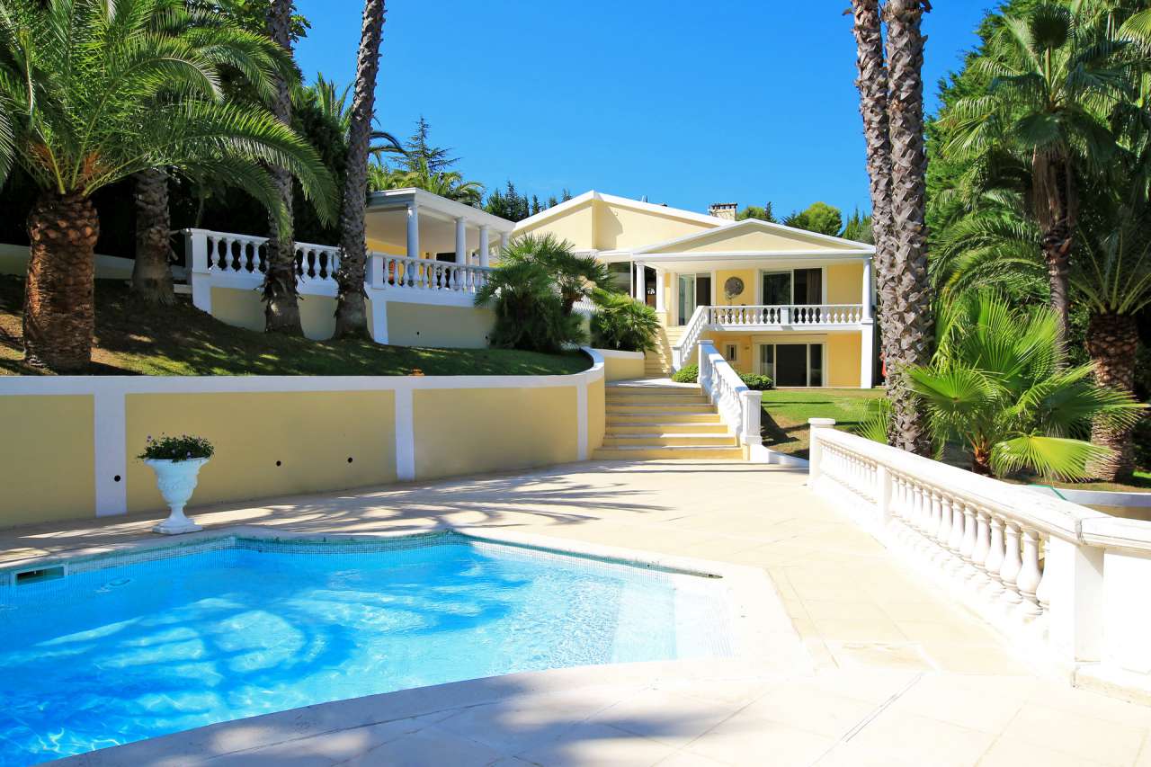 Bright, spacious and beautifully presented 3 bedroom Neo-Florentine style v