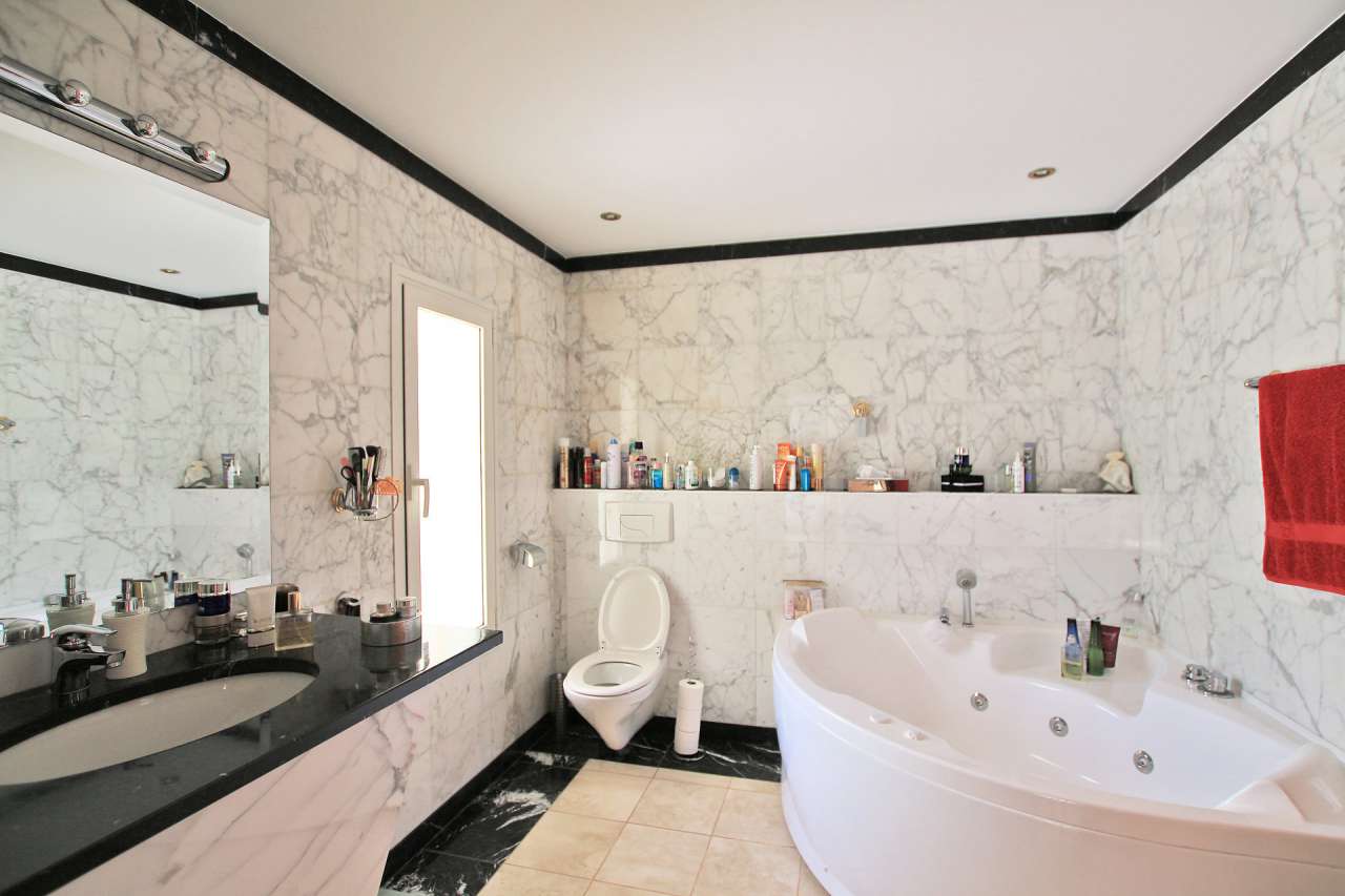 Bright, spacious and beautifully presented 3 bedroom Neo-Florentine style v