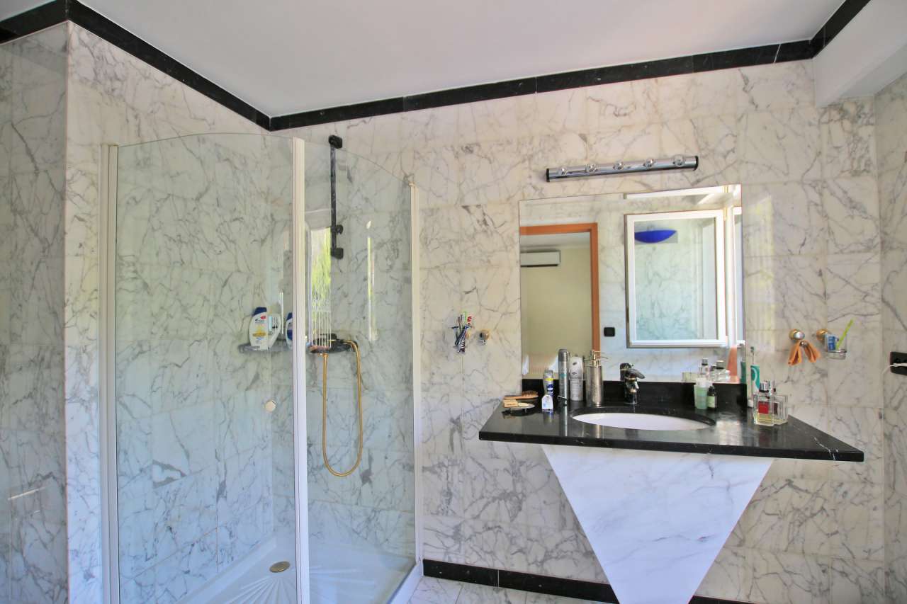 Bright, spacious and beautifully presented 3 bedroom Neo-Florentine style v