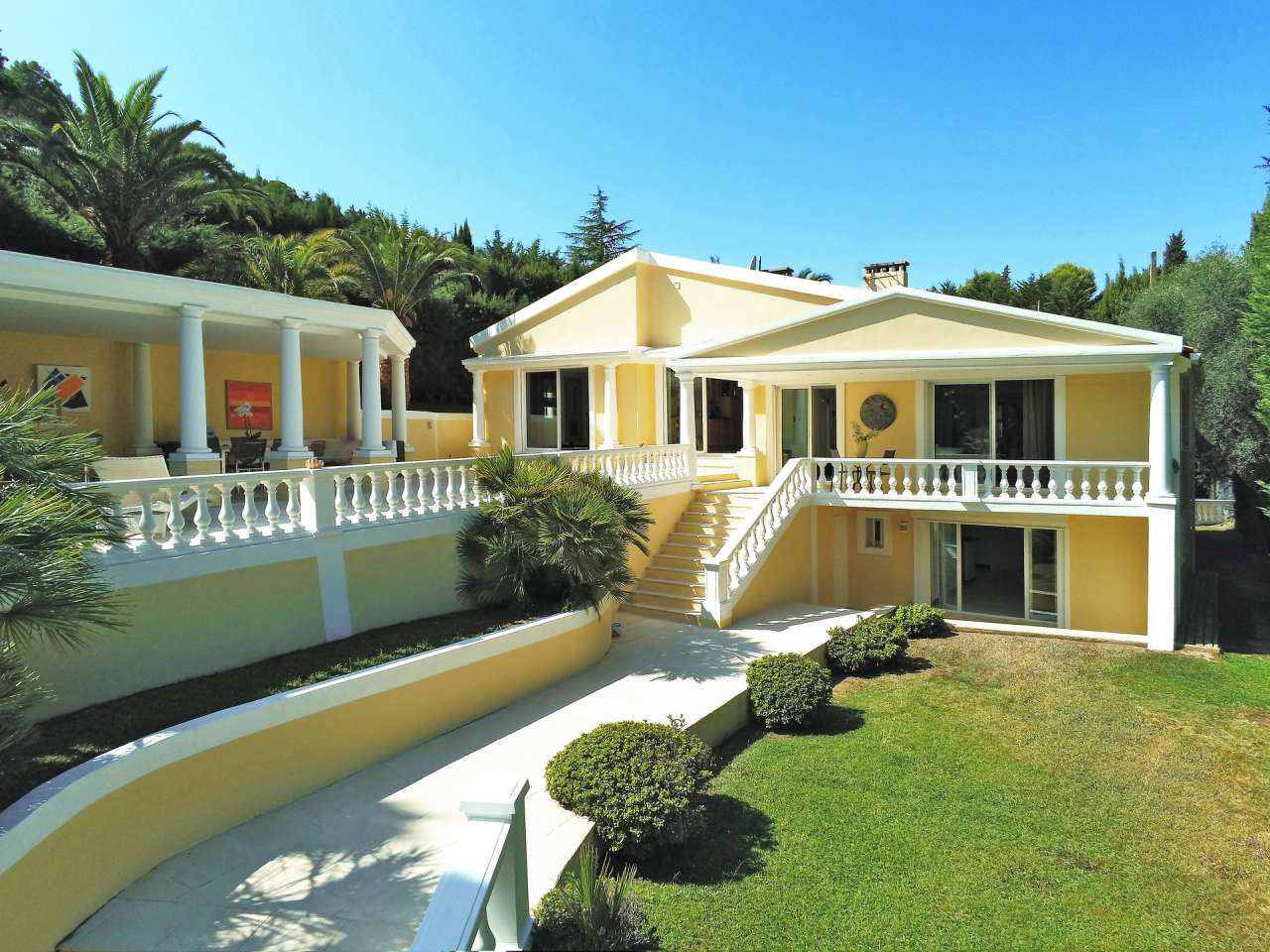 Bright, spacious and beautifully presented 3 bedroom Neo-Florentine style v