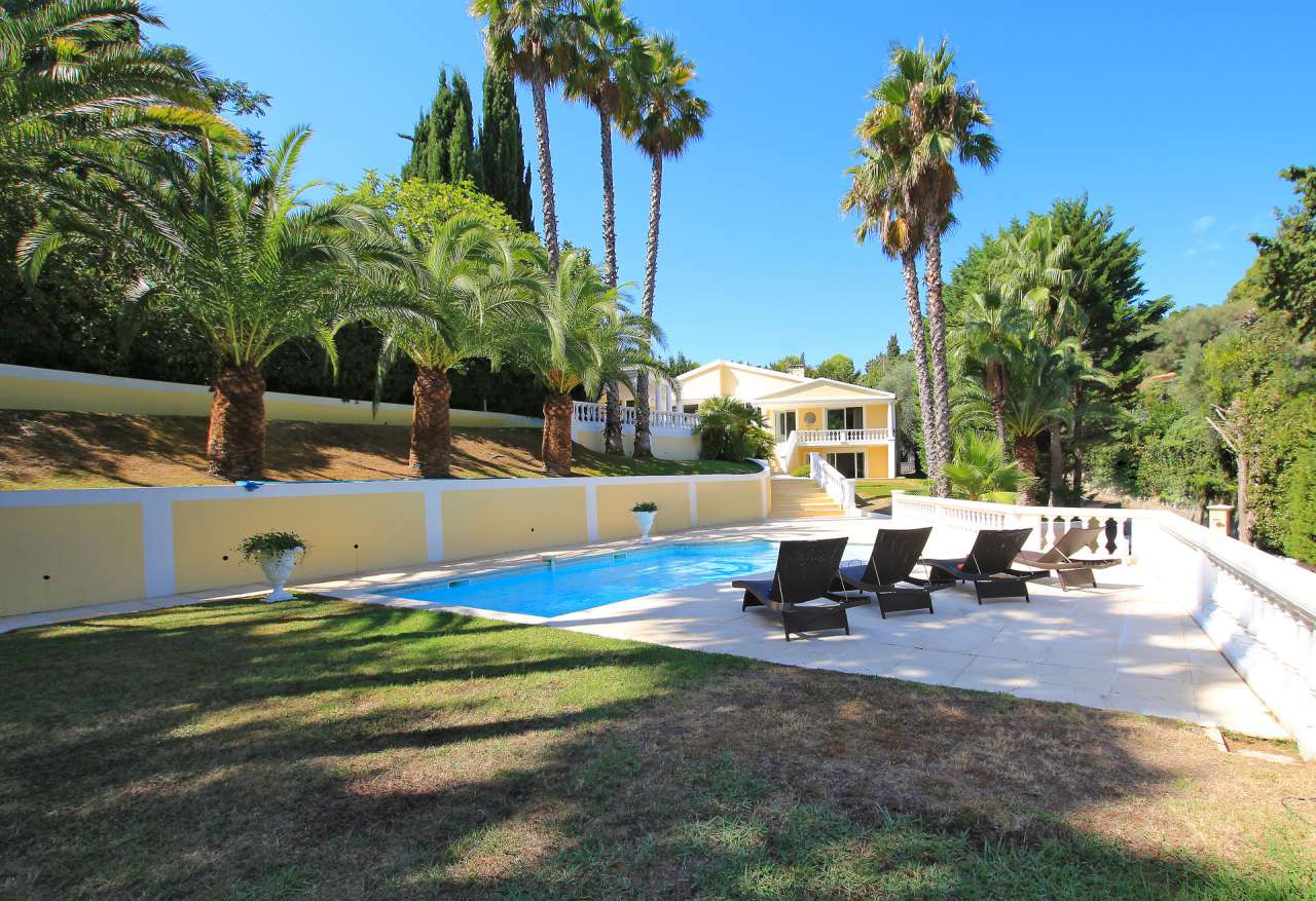 Bright, spacious and beautifully presented 3 bedroom Neo-Florentine style v