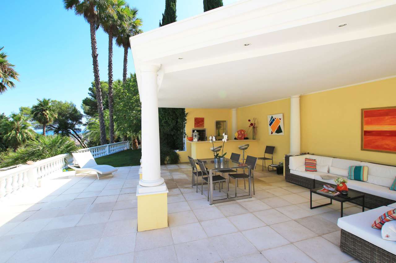 Bright, spacious and beautifully presented 3 bedroom Neo-Florentine style v