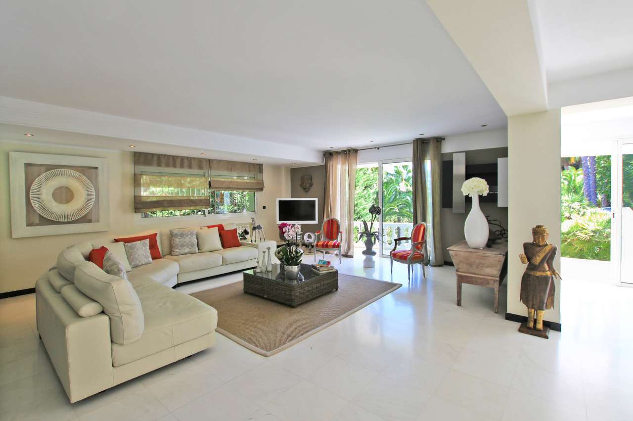 Bright, spacious and beautifully presented 3 bedroom Neo-Florentine style v