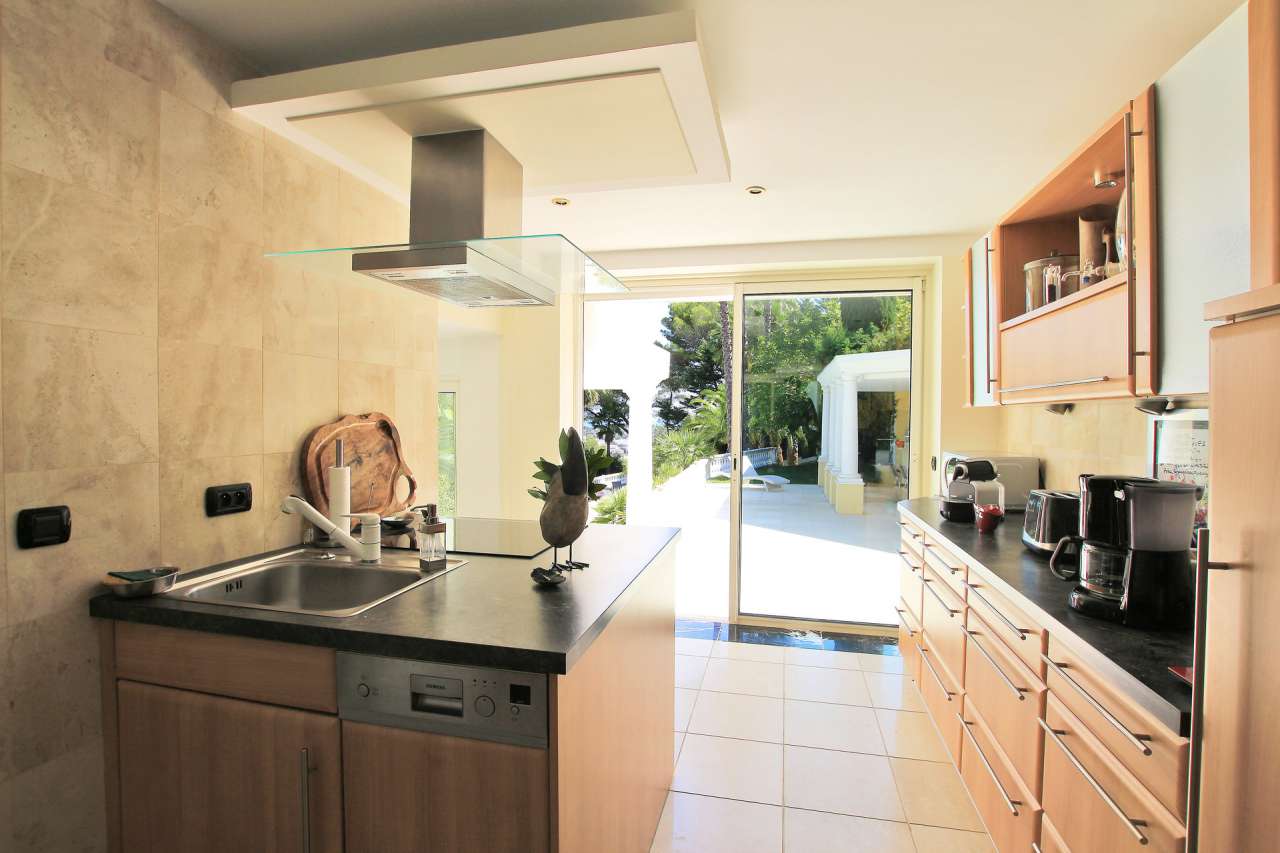 Bright, spacious and beautifully presented 3 bedroom Neo-Florentine style v