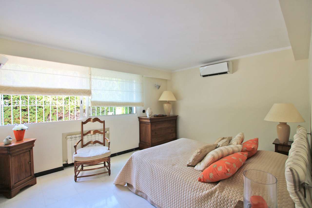 Bright, spacious and beautifully presented 3 bedroom Neo-Florentine style v