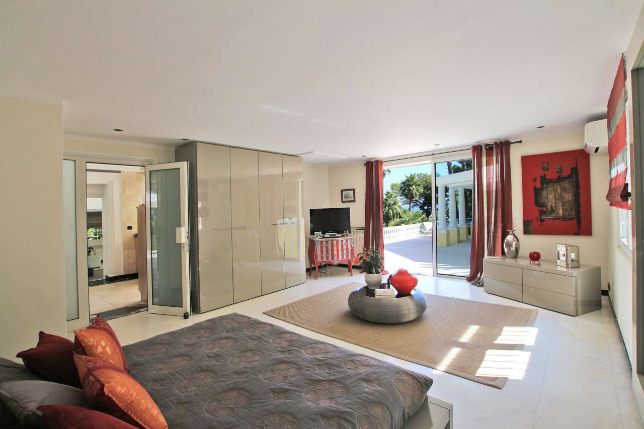 Bright, spacious and beautifully presented 3 bedroom Neo-Florentine style v