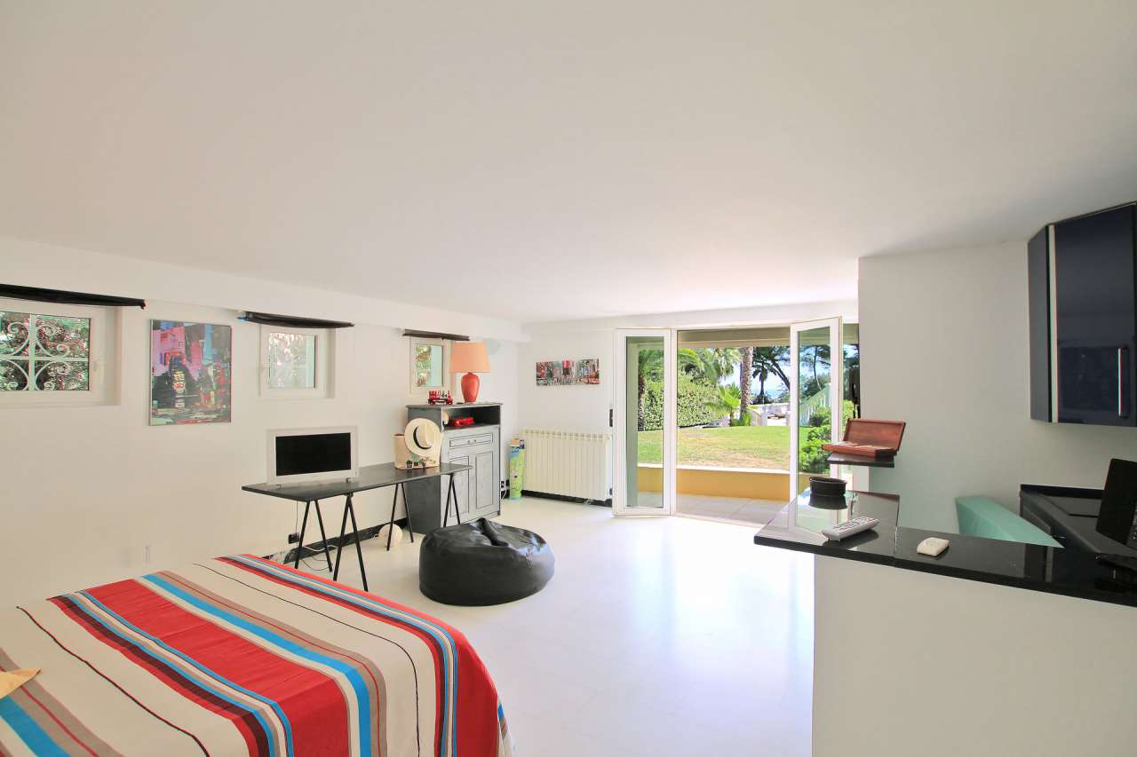 Bright, spacious and beautifully presented 3 bedroom Neo-Florentine style v