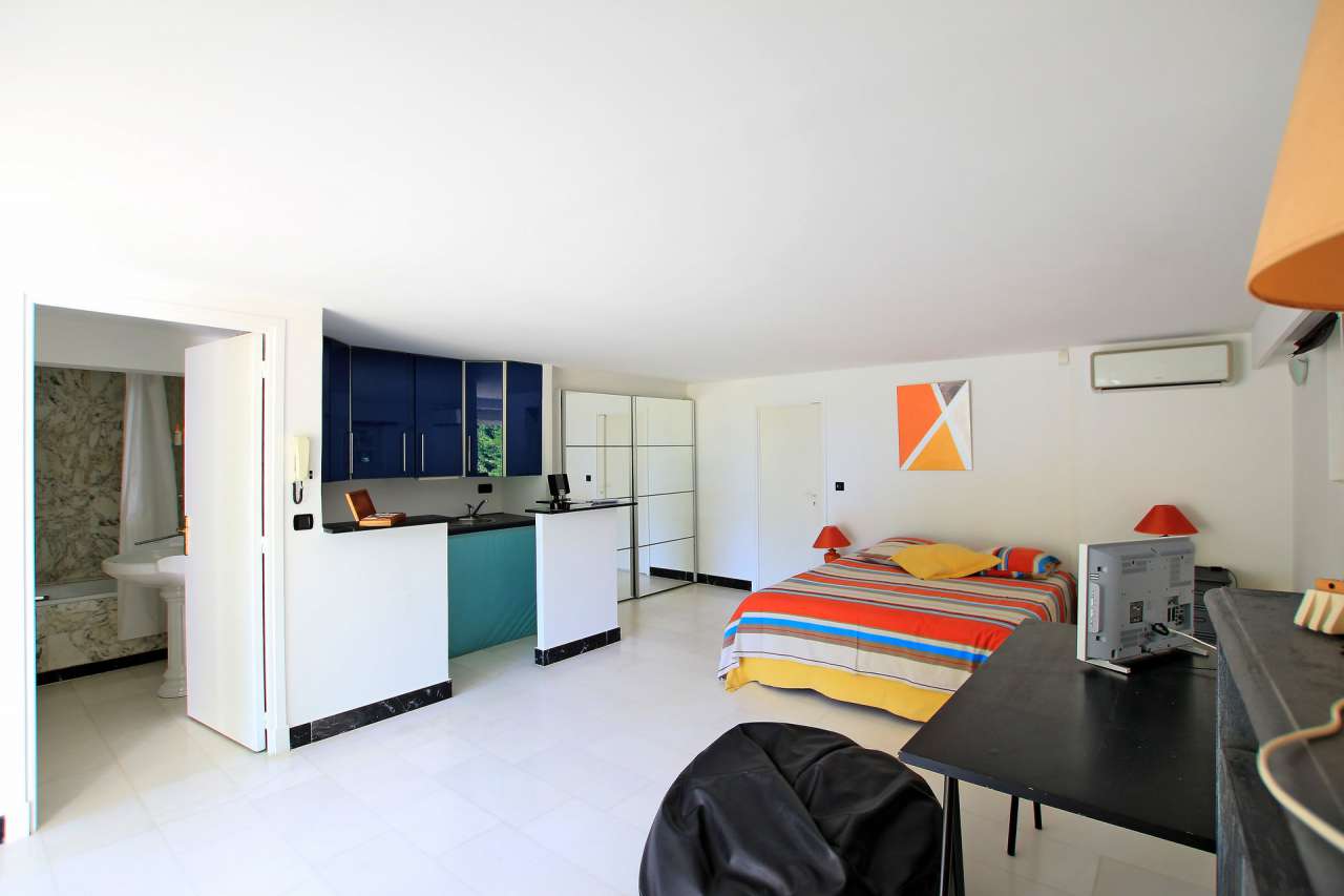 Bright, spacious and beautifully presented 3 bedroom Neo-Florentine style v