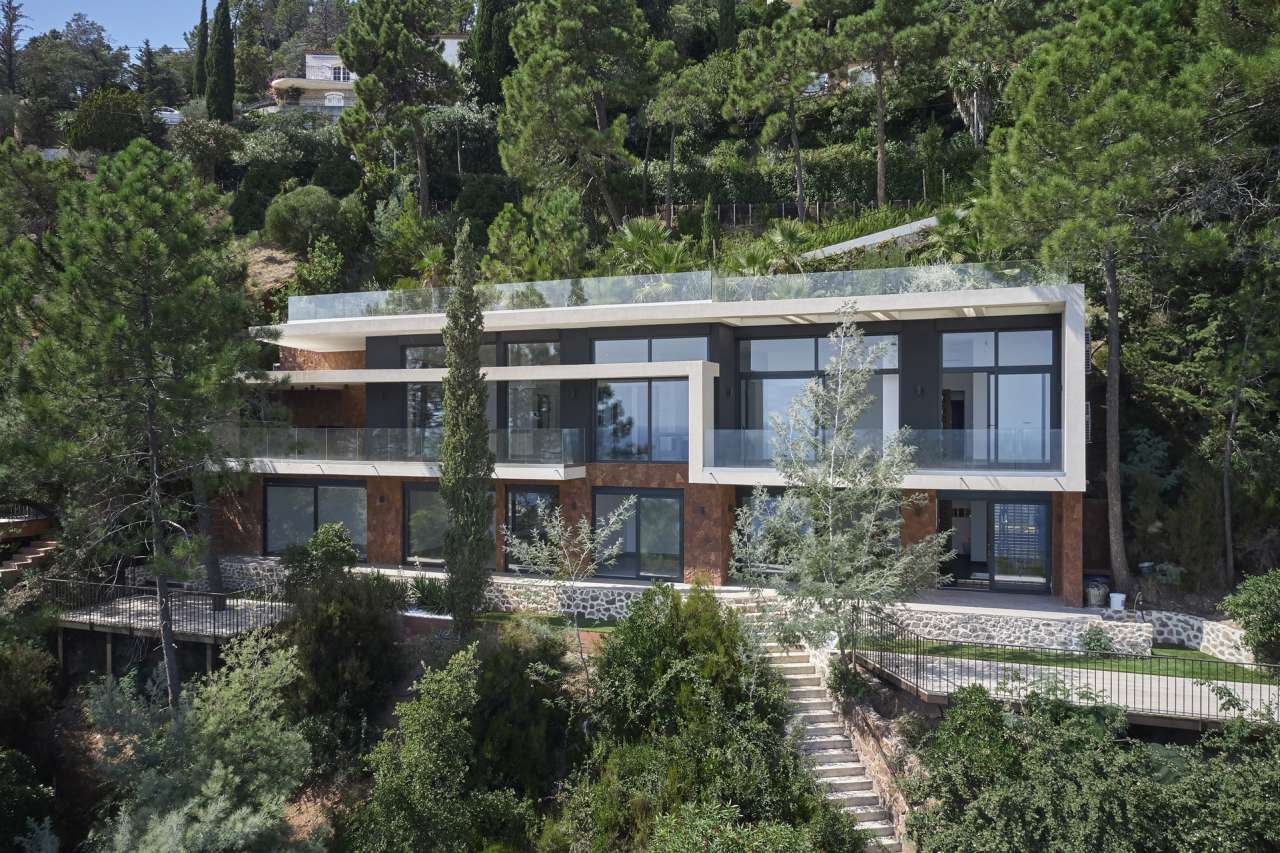 Newly built ultra modern and contemporary 5 bedroom villa, with a total spa