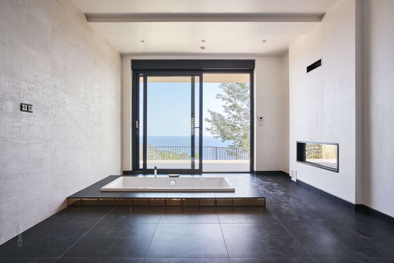 Newly built ultra modern and contemporary 5 bedroom villa, with a total spa