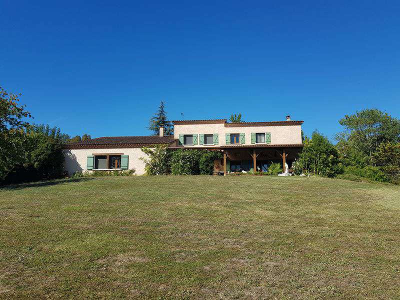 Splendid open plan 4 bedroom house with pool and separate 1 bedroom propert