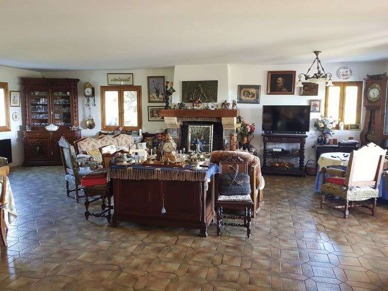 Splendid open plan 4 bedroom house with pool and separate 1 bedroom propert