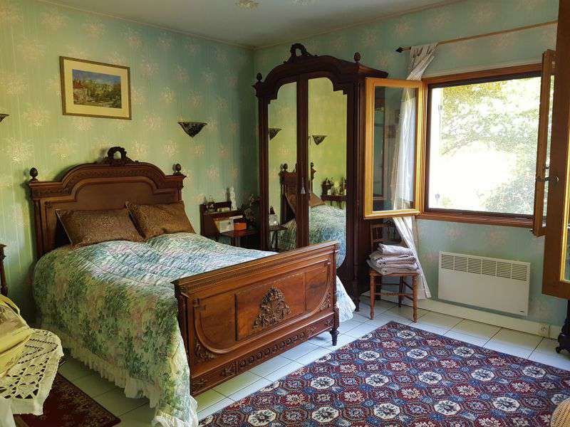 Splendid open plan 4 bedroom house with pool and separate 1 bedroom propert