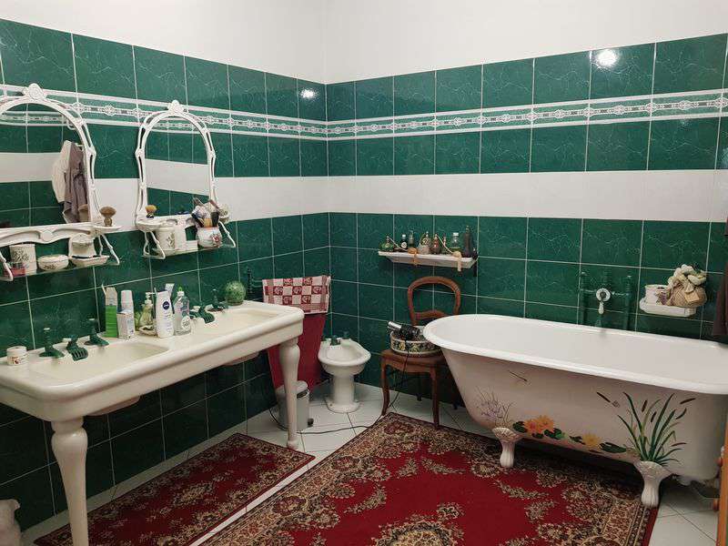 Splendid open plan 4 bedroom house with pool and separate 1 bedroom propert