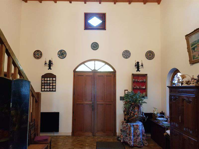 Splendid open plan 4 bedroom house with pool and separate 1 bedroom propert