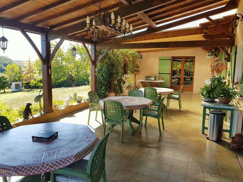 Splendid open plan 4 bedroom house with pool and separate 1 bedroom propert