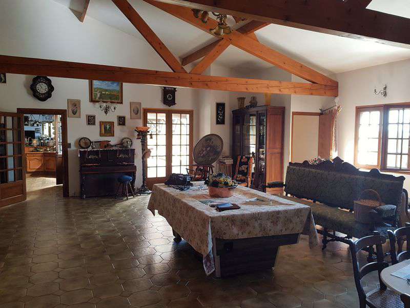 Splendid open plan 4 bedroom house with pool and separate 1 bedroom propert