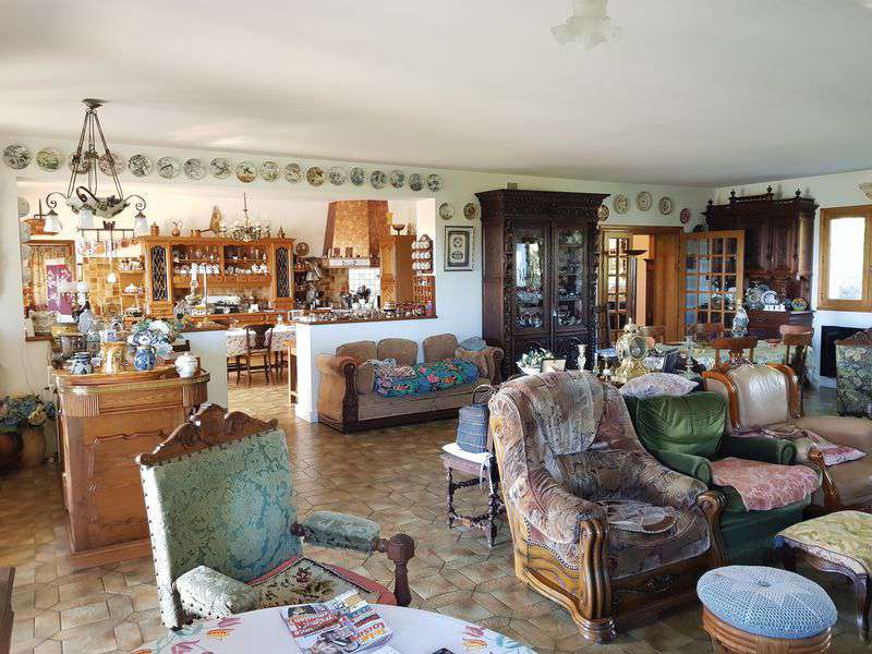 Splendid open plan 4 bedroom house with pool and separate 1 bedroom propert