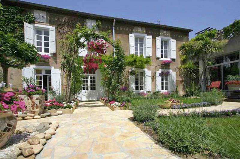 Fabulous manoir dating back to the 1700's in the heart of a large village c