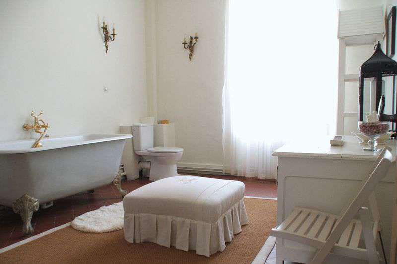 Fabulous manoir dating back to the 1700's in the heart of a large village c