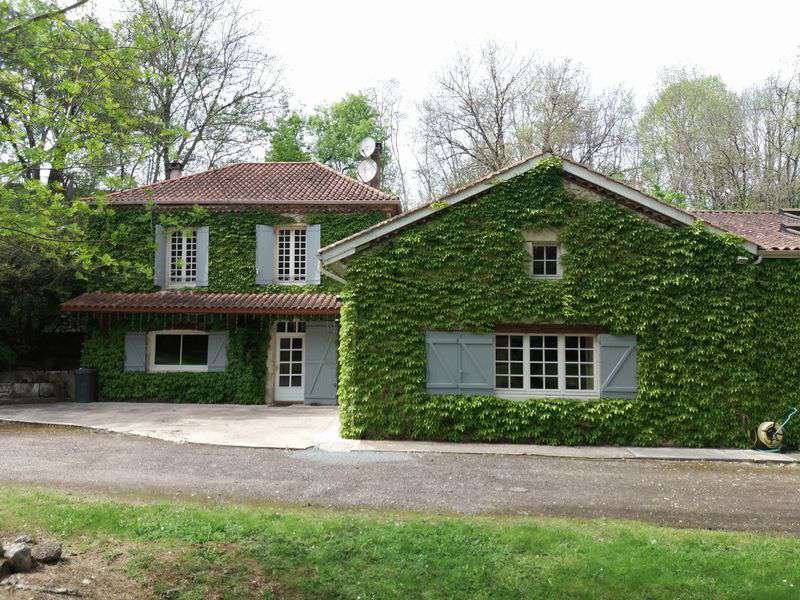 Charming 8 bedroom stone built former mill, with a spacious and beautifully