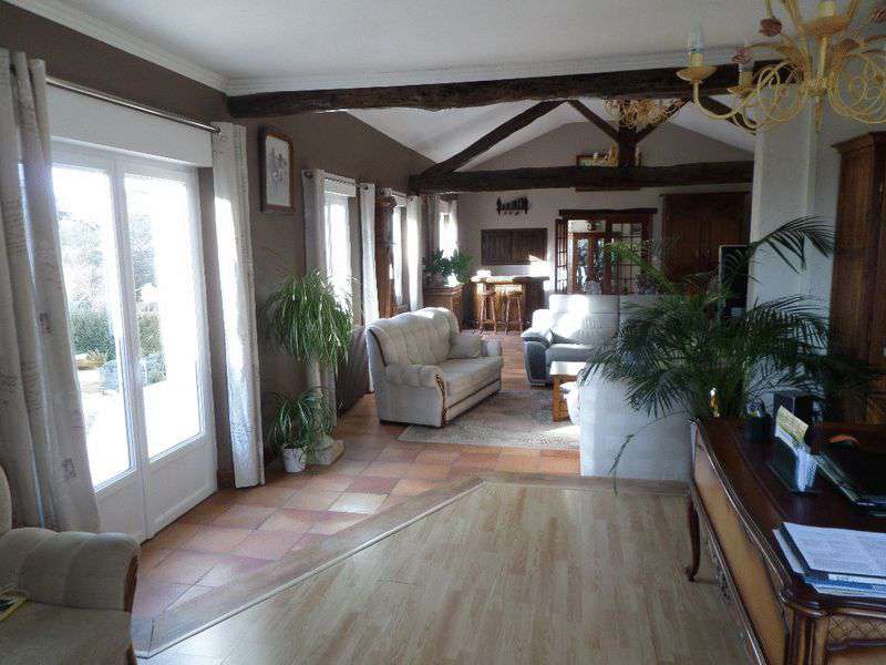 Charming fully refurbished and restored 5 bedroom house, ideally located in