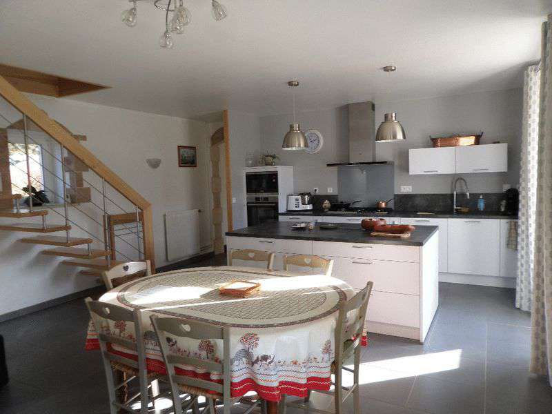 Charming fully refurbished and restored 5 bedroom house, ideally located in