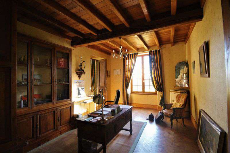 Spacious traditional farmhouse close to Marmand in a lovely rural setting,