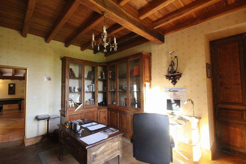 Spacious traditional farmhouse close to Marmand in a lovely rural setting,
