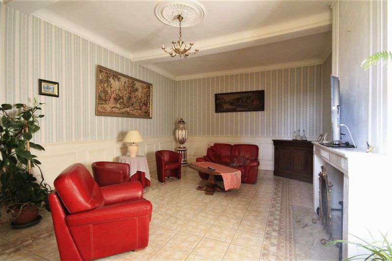 Spacious traditional farmhouse close to Marmand in a lovely rural setting,