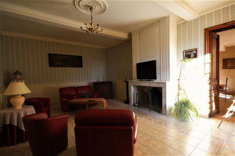 Spacious traditional farmhouse close to Marmand in a lovely rural setting,