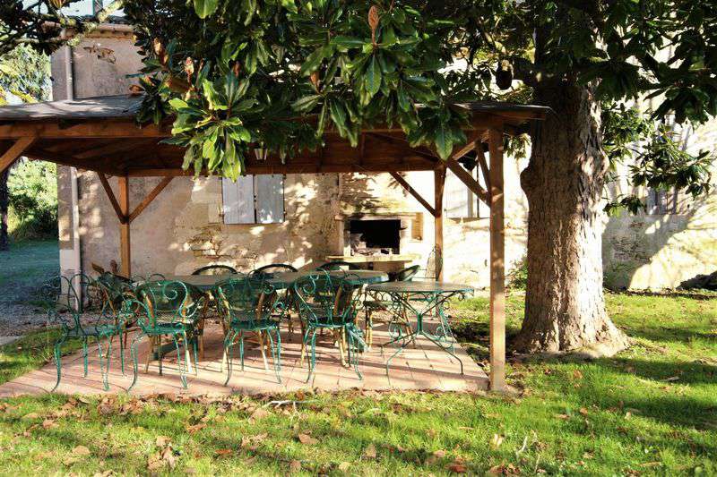 Spacious traditional farmhouse close to Marmand in a lovely rural setting,