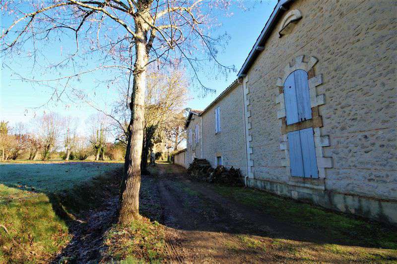 Spacious traditional farmhouse close to Marmand in a lovely rural setting,